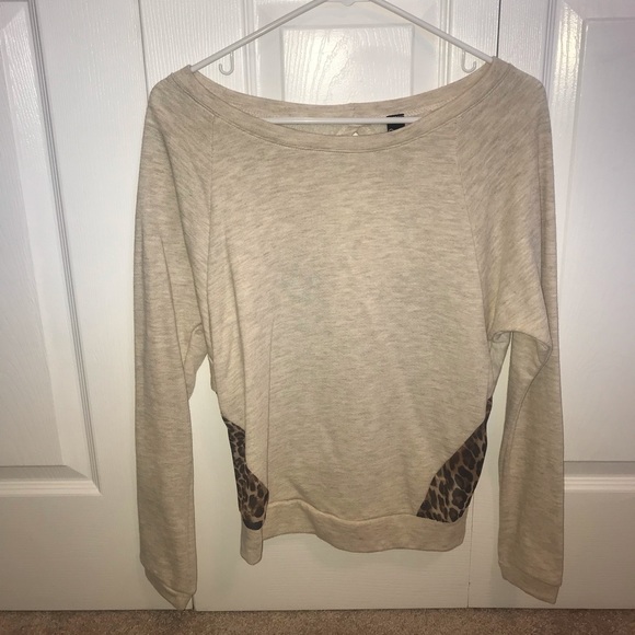 Beige Leopard Print Top w/ Open Back - Picture 2 of 3
